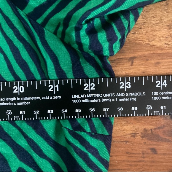 Boden Lily 3/4 sleeve mock neck blouse Green Navy tiger animal stripes Sz 16R - Picture 8 of 10